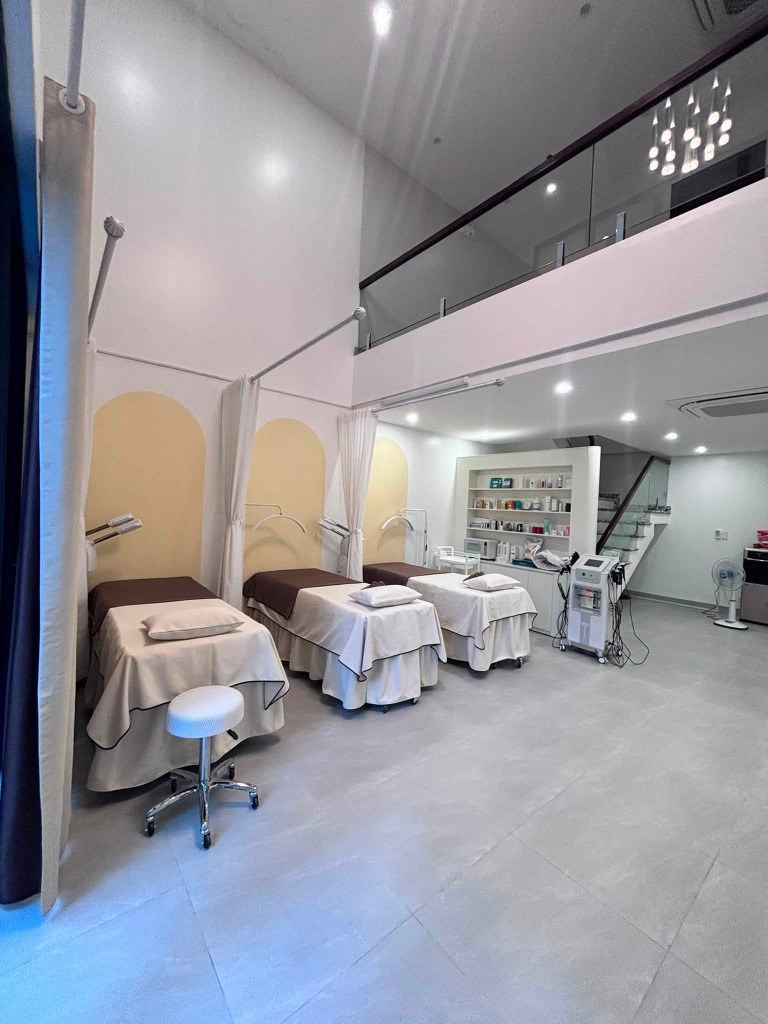 Ba giường chăm sóc da có rèm riêng tại Híp Beauty & Spa